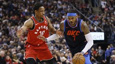 Carmelo Anthony (vpravo) z Oklahoma City útoí kolem DeMara DeRozana z Toronta.