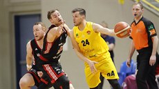 Jakub �i�ina (vpravo) z Opavy úto�í kolem Romana Marka ze Svitav. Vlevo pivot...