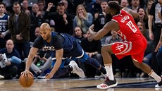 Taj Gibson (vlevo) z Minnesoty sko�il po mí�i v souboji s Jamesem Hardenem z...