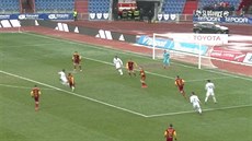 Ostrava - Dukla: sudí posoudili postavení Milana Baroe (uprosted v bílém) pi...