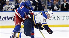 Marc Staal z NY Rangers (vlevo) a Vladimír Sobotka ze St. Louis v souboji o puk