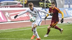 Ostravský záložník Milan Jirásek si chrání míč před dotírajícím Ondřejem...