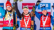 Běloruská biatlonistka Darja Domračevová (uprostřed) slaví triumf ve stíhacím...