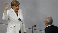 Angela Merkelová skládá písahu do rukou pedsedy Spolkového snmu Wolfganga...