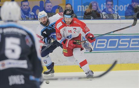 Plzesk Milan Gula (vlevo) napad Jana Jaromskho z Olomouce.