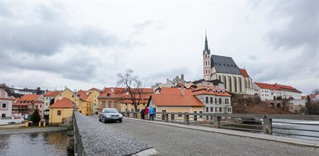 Po zavedení zákazu vjezdu do historického centra eského Krumlova byl auta...