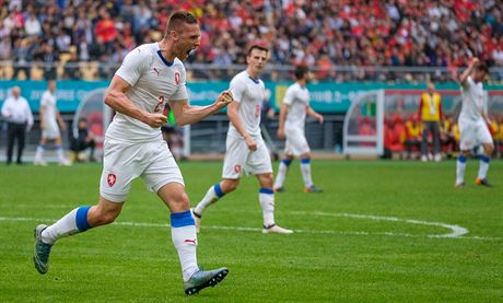 eský obránce Pavel Kadeábek v utkání China Cupu proti ín slaví gól.