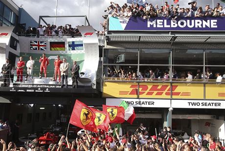 Sebastian Vettel slav vtzstv ve Velk cen Austrlie formule 1, s nm i...