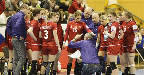eské házenkáky poslouchají pokyny trenéra Jana Baného v zápase s Dánskem.