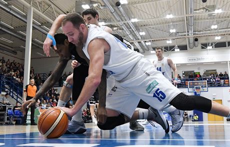 Dínský pivot Jakub Houka (vpravo) svádí souboj s Alexem Davisem z Nymburka.