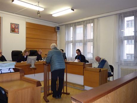 Léka Jaromír Langer (vpravo) u Okresního soudu v Náchod (27. 3. 2018)