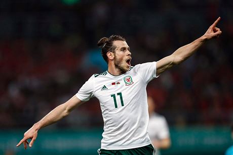 Gareth Bale se ve velském dresu raduje z gólu, který na China Cupu vstelil...