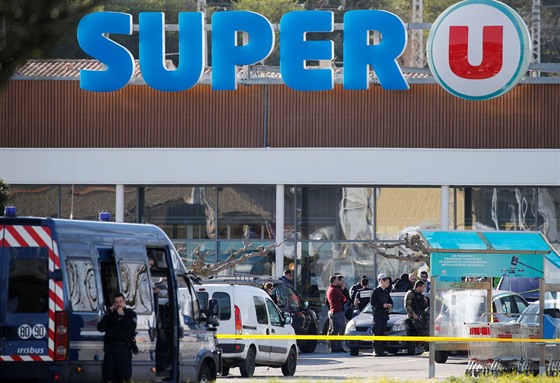 Policejní zásah ve městě Trebes na jihu Francie, kde islamista držel několik...
