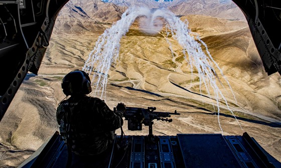 Americká helikoptéra CH-47F Chinook kdesi nad Afghánistánem (14. bezna 2018)