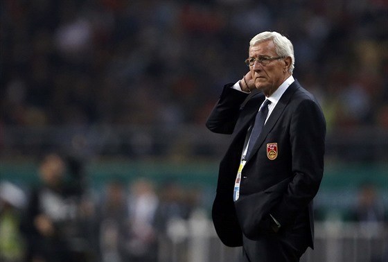 Slavný trenér Marcello Lippi sleduje hru svých ínských svenc.