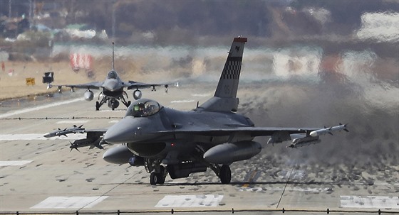Americká stíhačka F-16 na letecké základně Pyeongtaek v Jižní Koreji (20.3.2018)
