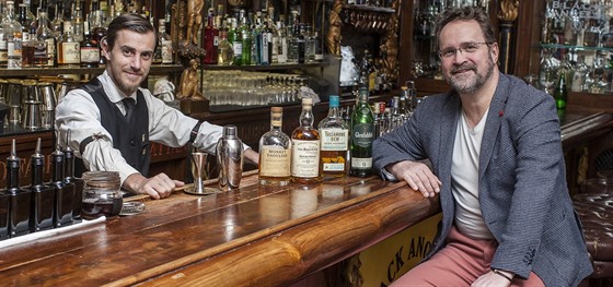 Kdy eský whisky znalec Václav Rout (vpravo) dostane chu na dobrý koktejl,...
