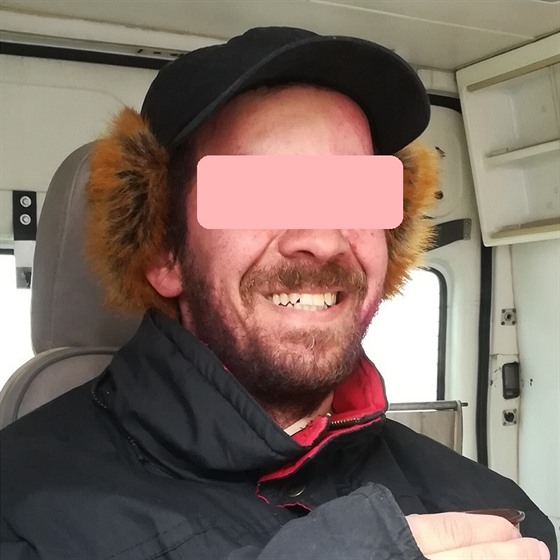 Bulharský bezdomovec z úkrytu u paneláku, který zamstnával pardubické...