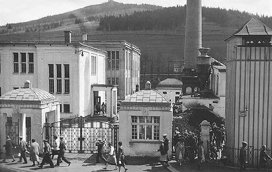Archivní fotografie z první republiky zachycuje odchod pracovník továrny ze...