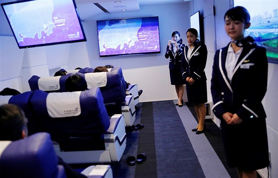 Cestujícím s virtuální japonskou leteckou spoleností First Airlines jsou k...