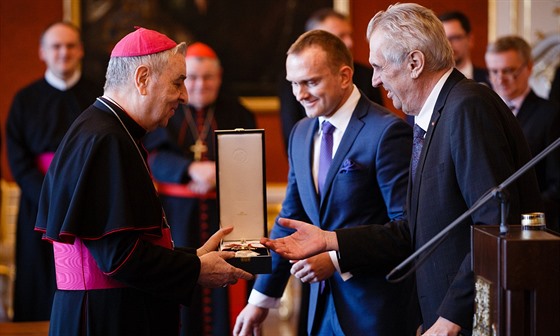 Prezident Milo Zeman udlil ád Tomáe Garrigua Masaryka apotolskému nunciovi...