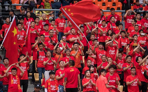 ínské publikum pi utkání fotbalového China Cupu proti esku.