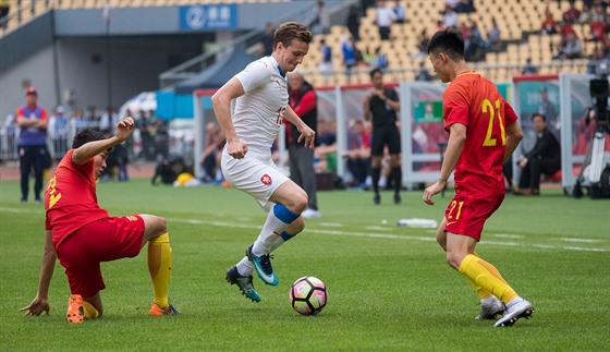 eský záloník Jan Kopic se probíjí ínskou obranou v utkání China Cupu.