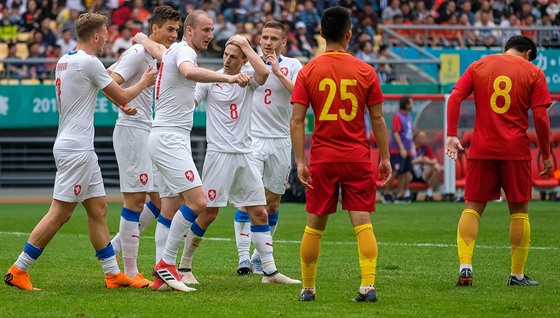 eská radost v utkání China Cupu proti ínským fotbalistm: zleva Barák,...