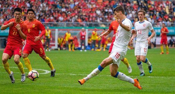 eský útoník Patrik Schick pálí na bránu íny v utkání China Cupu.