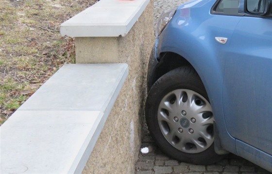 Snímek z nehody po nepovedeném parkování, pi kterém opilá idika vozu Hyundai...