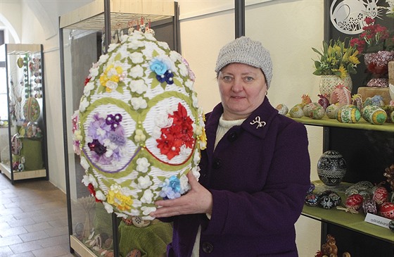 Drahoslava Horká vytvořila na výstavu v Horáckém muzeu také obří vejce pletené...