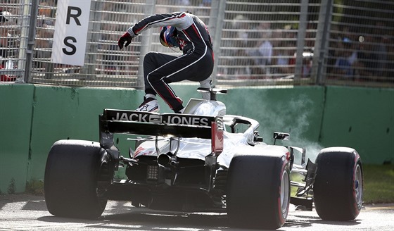Romain Grosjean pedasn opoutí monopost Haas ve Velké cen Austrálie formule...
