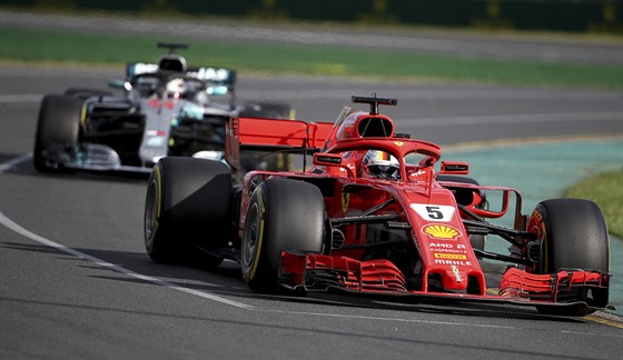Sebastian Vettel ped Lewisem Hamiltonem ve Velké cen Austrálie formule 1.
