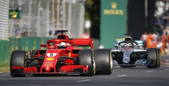 Sebastian Vettel ped Lewisem Hamiltonem ve Velké cen Austrálie formule 1.