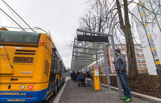 Zastávka Školní v centru Zlína byla po opravě příliš úzká. V současnosti je znovu rozkopaná kvůli rozšíření.
