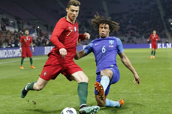 Portugalský útoník Cristiano Ronaldo (vlevo) se snaí prosadit pes bránícího...