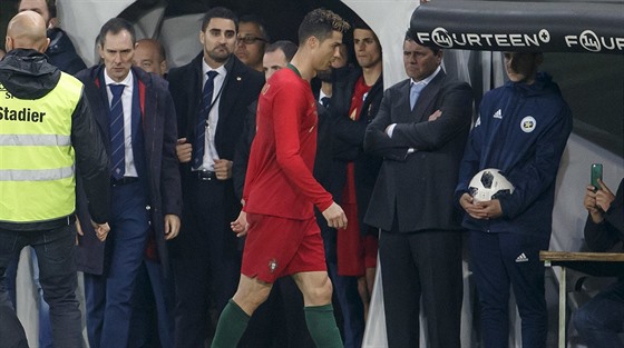 Cristiano Ronaldo opoutl hit se zadumaným výrazem.