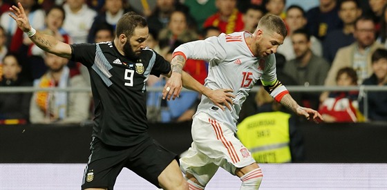 Argentinec Gonzalo Higuain (vlevo) v souboji se panlem Sergiem Ramosem.