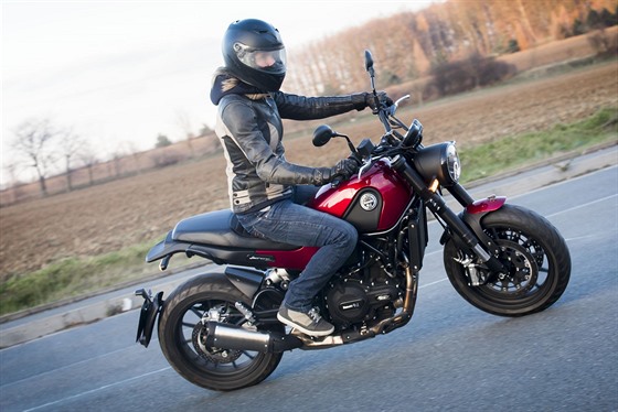 Benelli Leoncino je motorka vhodná i pro jezdce meních postav a zaáteníky.