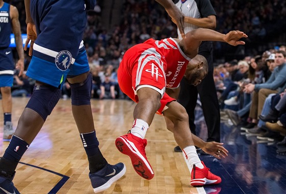 Gorgui Dieng (v modrém) z Minnesoty postr�il Chrise Paula z Houstonu. Vyvolal...