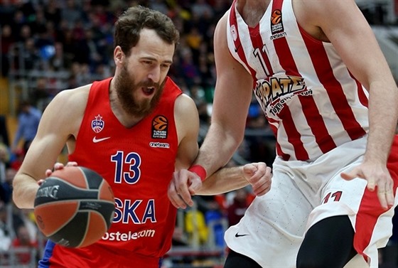 Sergio Rodriguez z CSKA Moskva v duelu s Olympiakosem