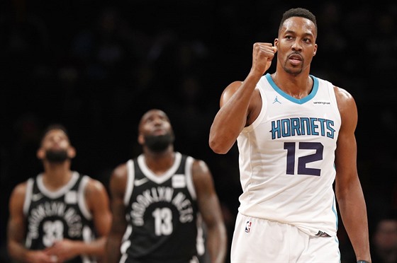 Dwight Howard z Charlotte se raduje z povedené akce proti Brooklynu. Protihrái...