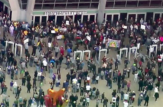 Protesty ped zápasem NBA mezi Sacramentem a Atlantou.