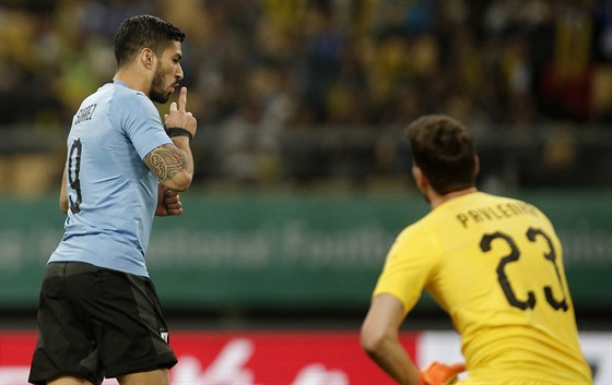 Uruguayský útočník Luis Suárez slaví gól proti Česku. Překonaným je Jiří...