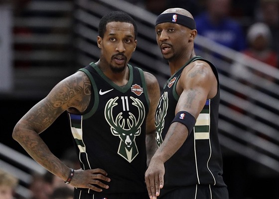 Brandon Jennings (vlevo) a Jason Terry z Milwaukee ladí spolupráci.