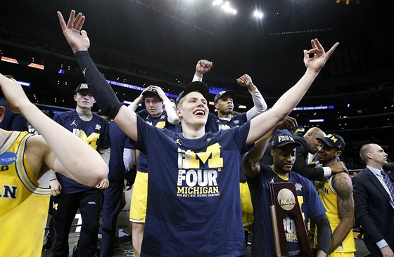 Moritz Wagner a jeho spoluhrái z Michiganu se radují triumfu v jednom z...