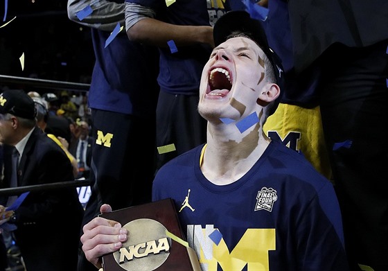 Moritz Wagner z Michiganu s trofejí pro vítze regionálního ampionátu NCAA.