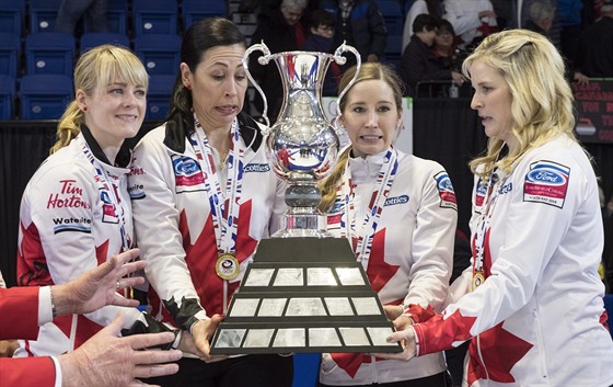 Kanadské curlerky jako svtové ampionky. Dawn McEwenová. Jill Officerová,...