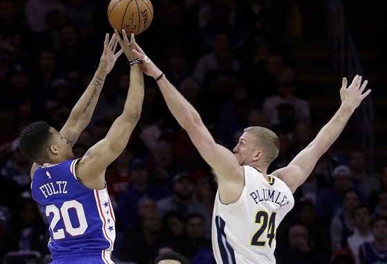 Markelleho Fultze (vlevo) z Philadelphie fauluje Mason Plumlee z Denveru.