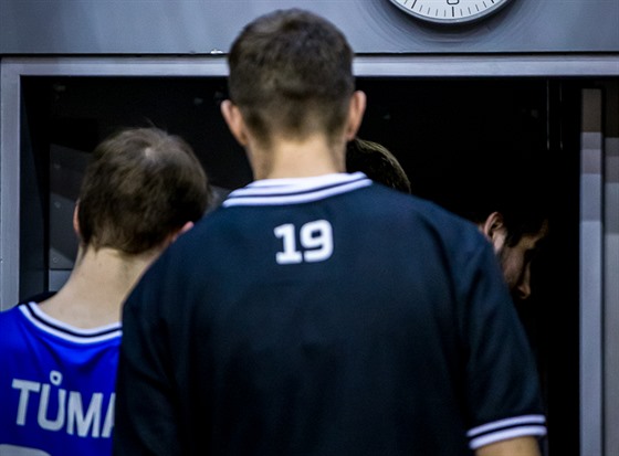 Basketbalisté USK Praha odcházejí do  šatny po zápase s Brnem. Jejich řadu...
